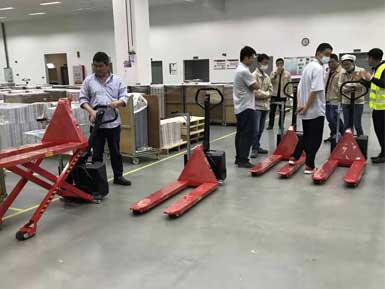 電動(dòng)高升程搬運(yùn)車交付使用，感謝廠家羅總親自跟客戶講解操作方法！